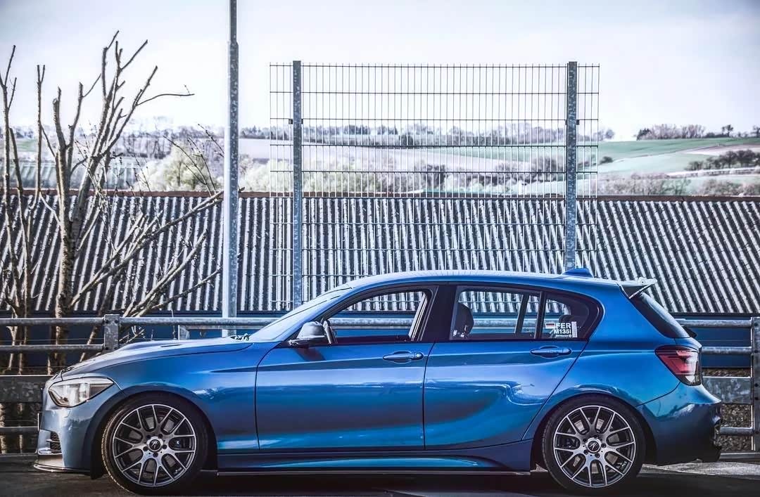 这是一台m1,改装后车身姿态更加低稳,m外观套件更是运动.