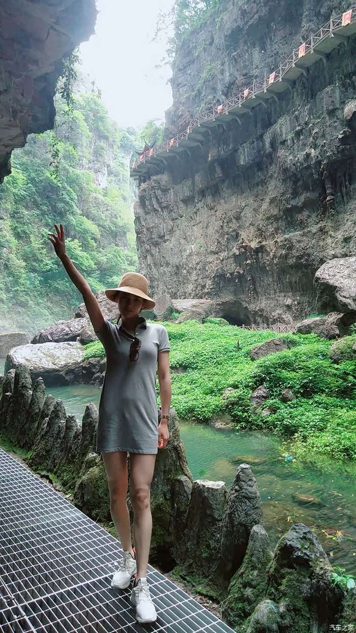 宜昌小探美女风情游三峡大瀑布情人泉漫步飞瀑之间
