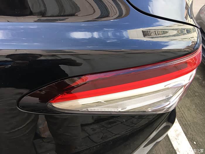 第八代凯美瑞后左右转向灯有雾水正常吗