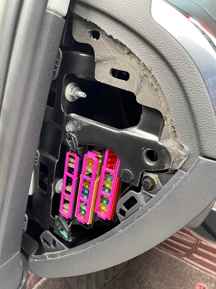 16款q5点烟器保险丝在哪