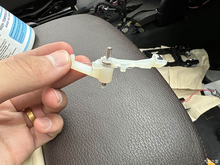 停车时应施加驻车制动,宝马x1更换挂档弹簧