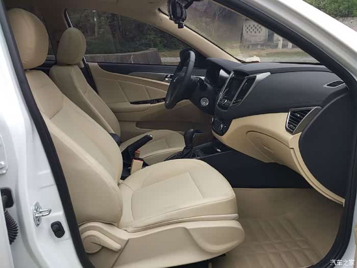 这没有套上坐垫的逸动副驾驶室