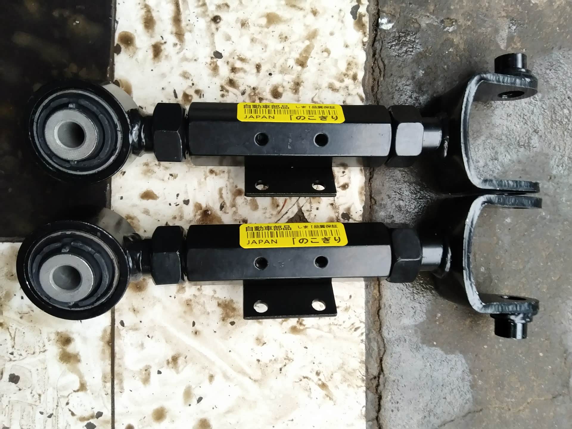 为更好的道路感受,为ax7更换可调后拉杆!