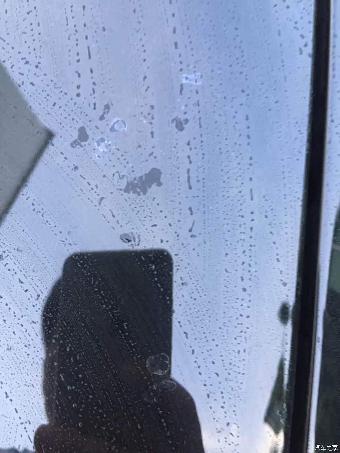 车前盖被滴上不明液体,车漆表面明显氧化,该怎么处理?