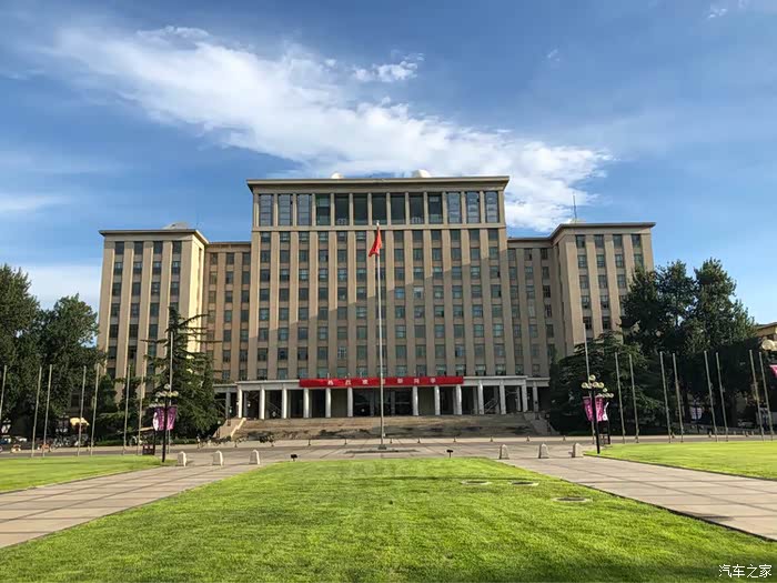 蓝色天空下的北京清华,满眼绿色,是生命的声音!