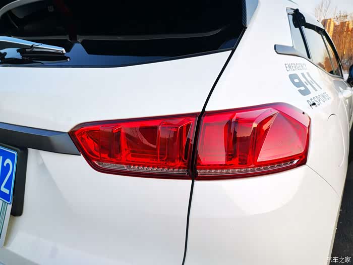 凸起的尾灯设计