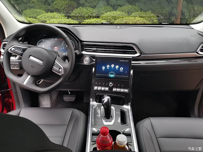 中控都是倾斜主驾驶,刚刚操作按键,多媒体屏的时候还是挺方便的