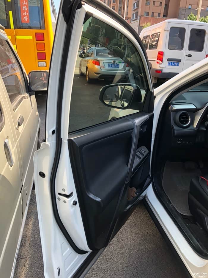 17年的20荣放车门接缝车漆有裂痕
