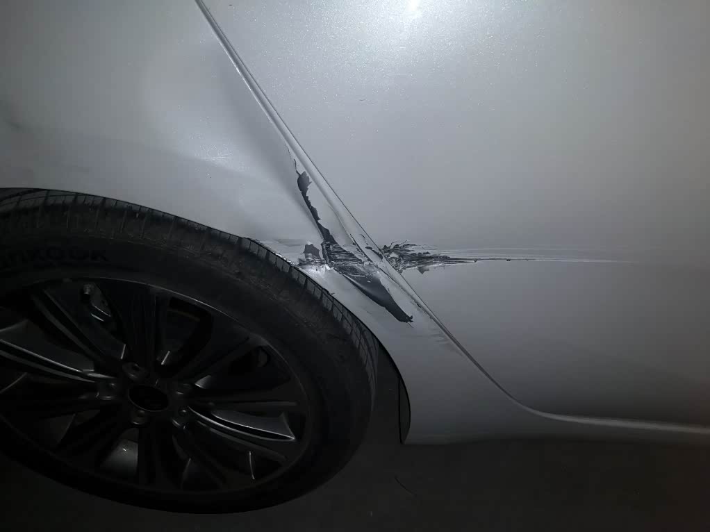 刮了车库门糟心