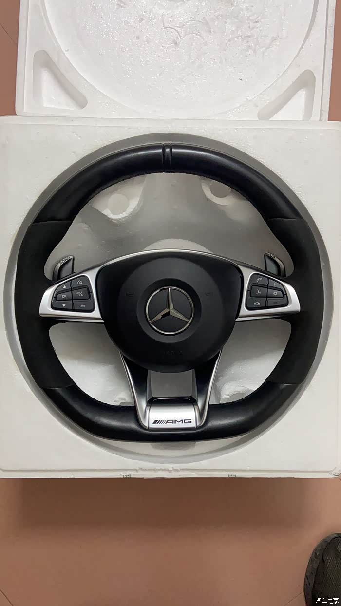 卖车还原出一个奔驰c63amg方向盘总成带抖动功能