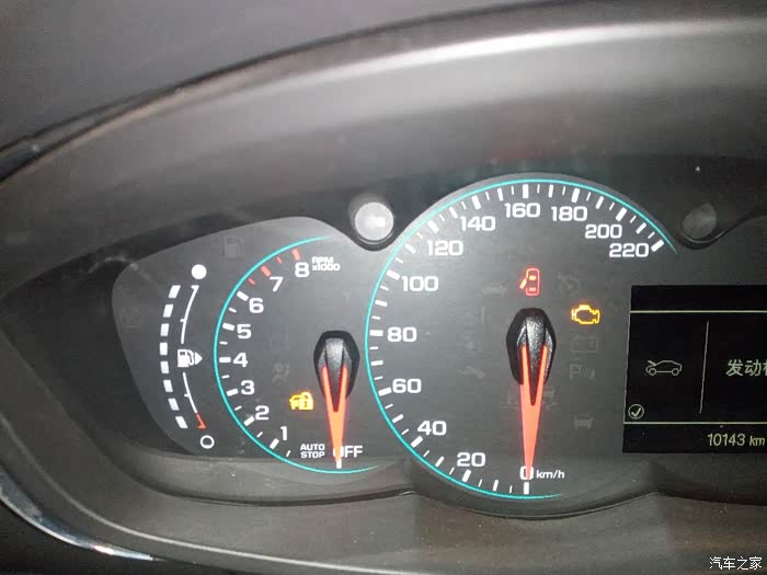 仪表盘上显示出一个锁把车锁住了