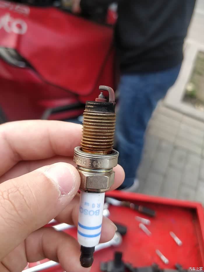 老铁们帮忙看看火花塞积碳情况怎么样