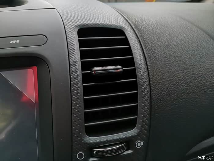 空调出风口非常大,出风量很大,夏天的时候空调制冷也很快.