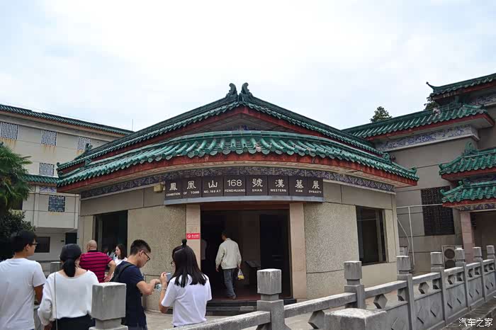 这里是凤凰山汉墓展厅, 展品主要是楚都纪南城遗址东南角的西汉168号