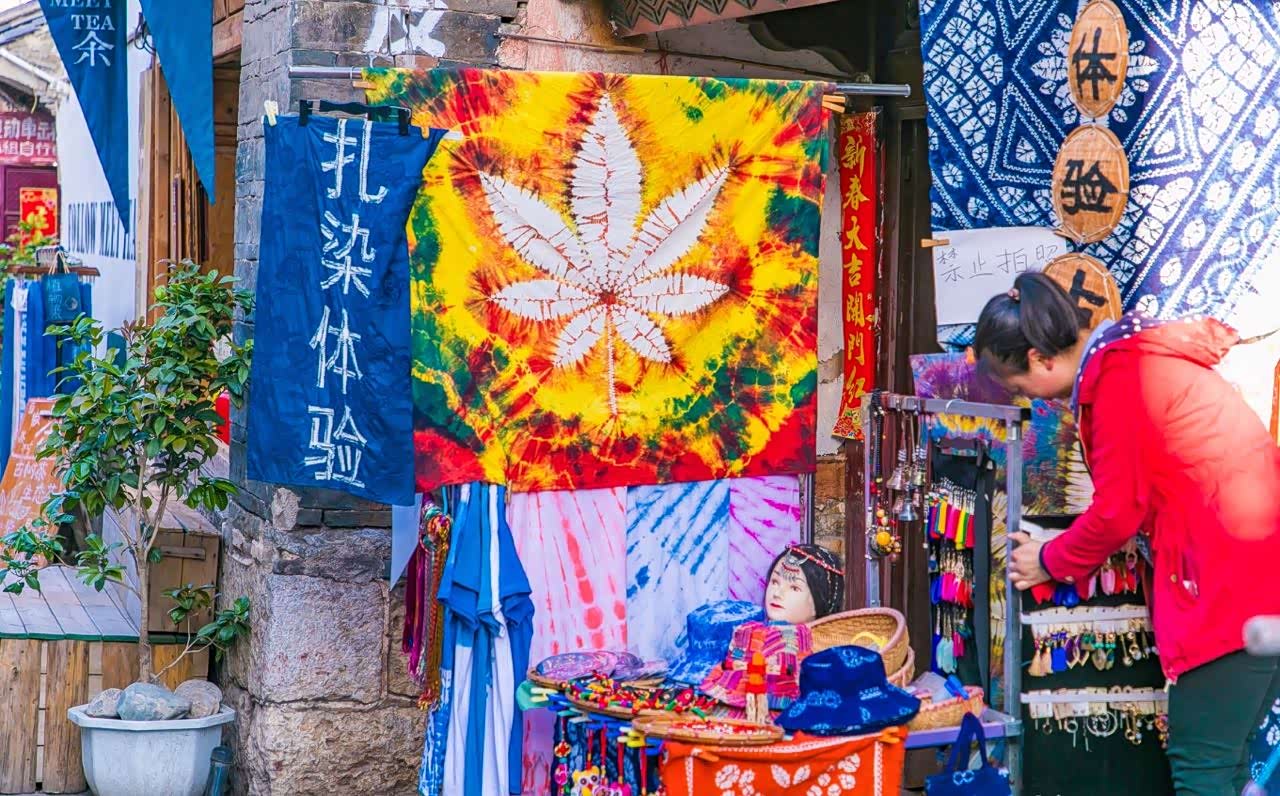 去大理喜洲古镇一边吃喜洲粑粑,一边欣赏白族扎染