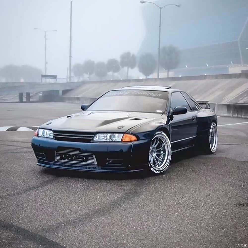 日产gtr r32,轮胎白色描边如同画龙点睛