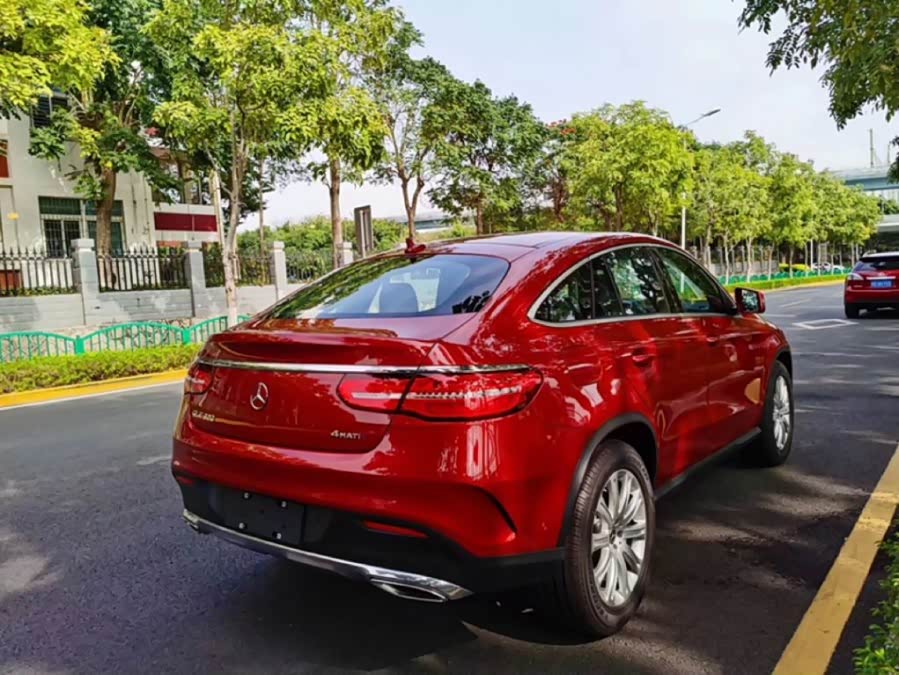 奔驰gle轿跑,红色的好像不多见!