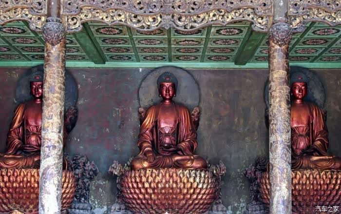 大雄宝殿内贴金雕花的是三世佛