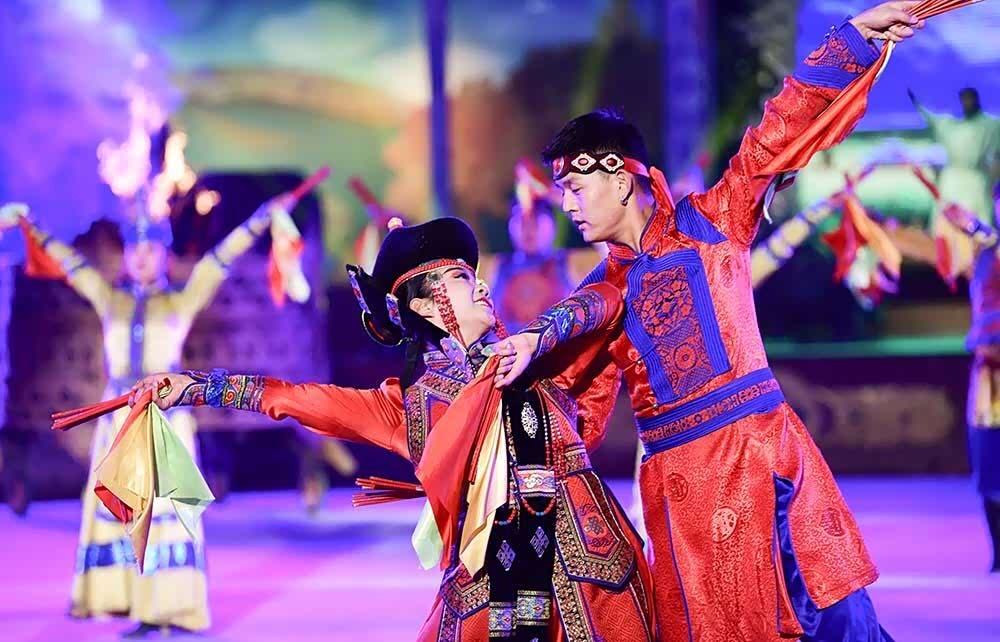 内蒙古阿拉善排演的神游通湖民族歌舞展示非遗文化遗产