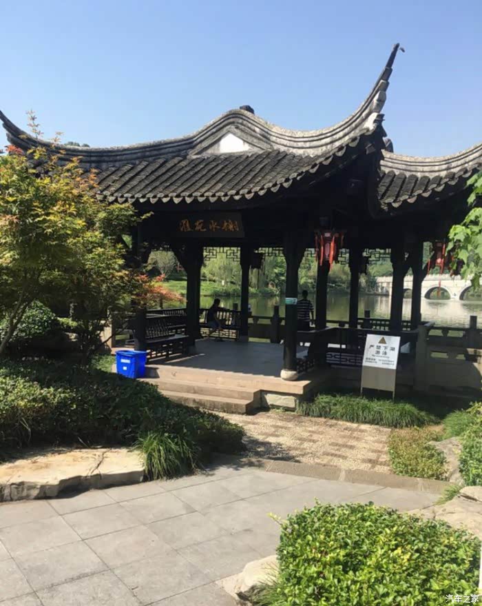 走累了走热了就可以到亭子里面休息,亭台楼阁景色也是映入眼帘.