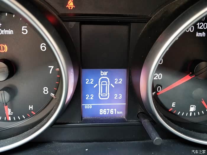 h6的胎压监测很方便,实时显示每只轮胎的气压,不像大众的车,只当胎压