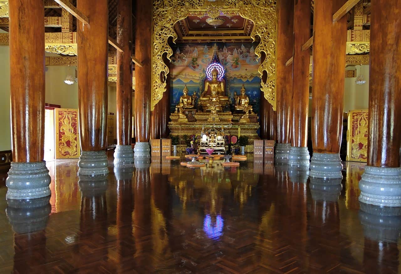 独特的建筑,有点泰国佛庙的样式