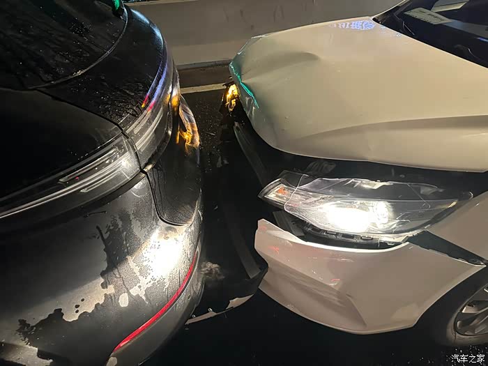 新车卡宴刚提一周未上牌就被网约车追尾