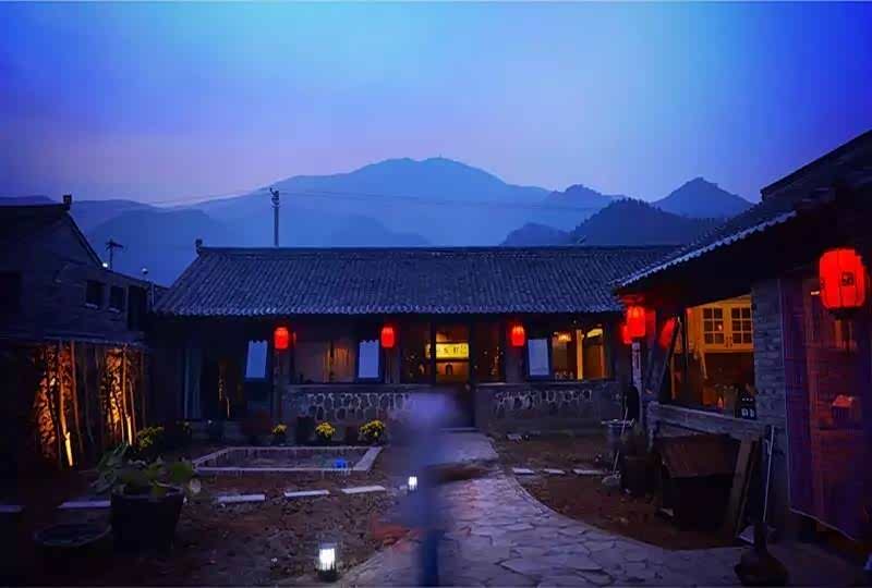 山沟沟里的农家游 ,感受秋色的美 .秋收的果实散落在地