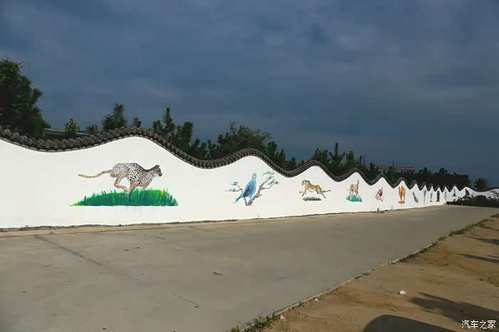 动物园的长长围墙,二孩子高兴的欢呼起来