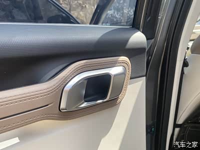 银色质感矩形的车门把手.