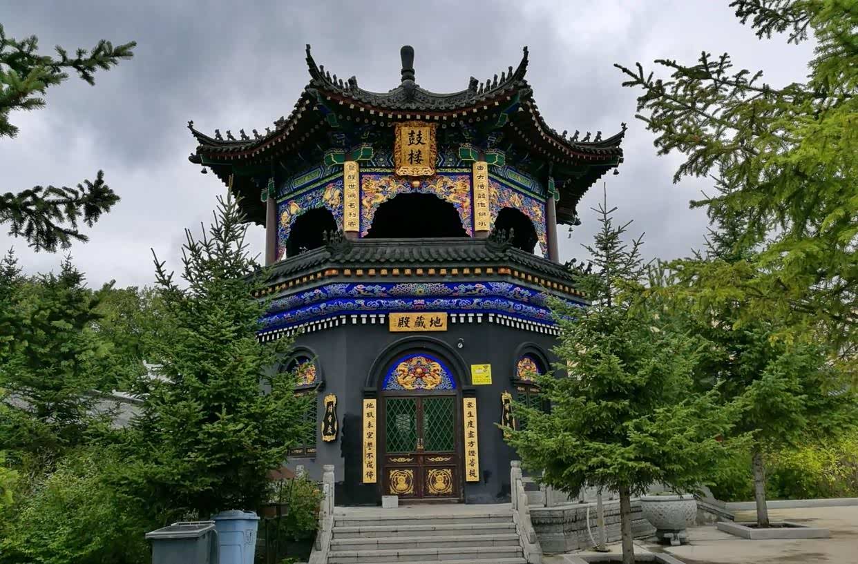 药泉山山上有个钟灵寺,寺院规模还不小,有时间还是值得去看看的