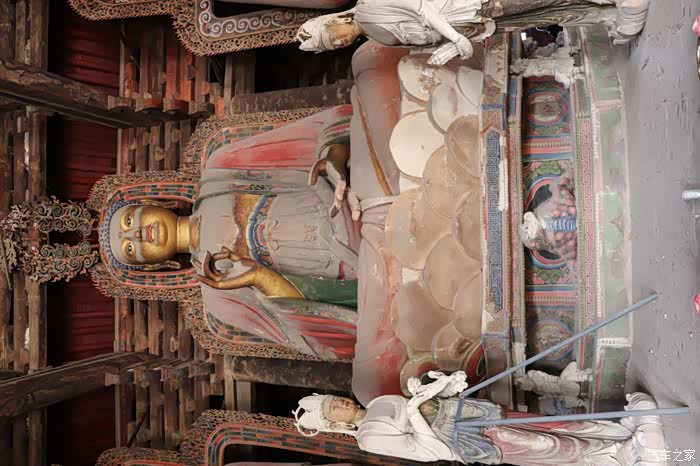 毗婆尸佛,合座高达 9.5 米,相当于三层楼高.