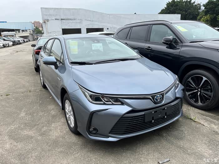 卡罗拉双擎精英版流光银色还是比较经典