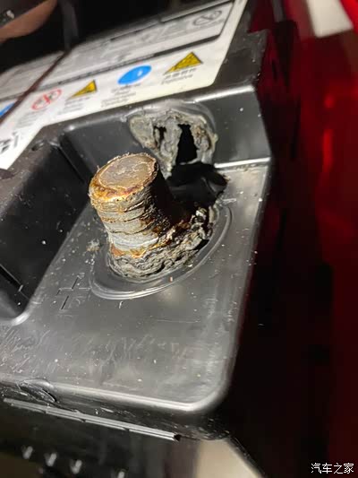 宝马电瓶没拧紧导致电瓶烧穿