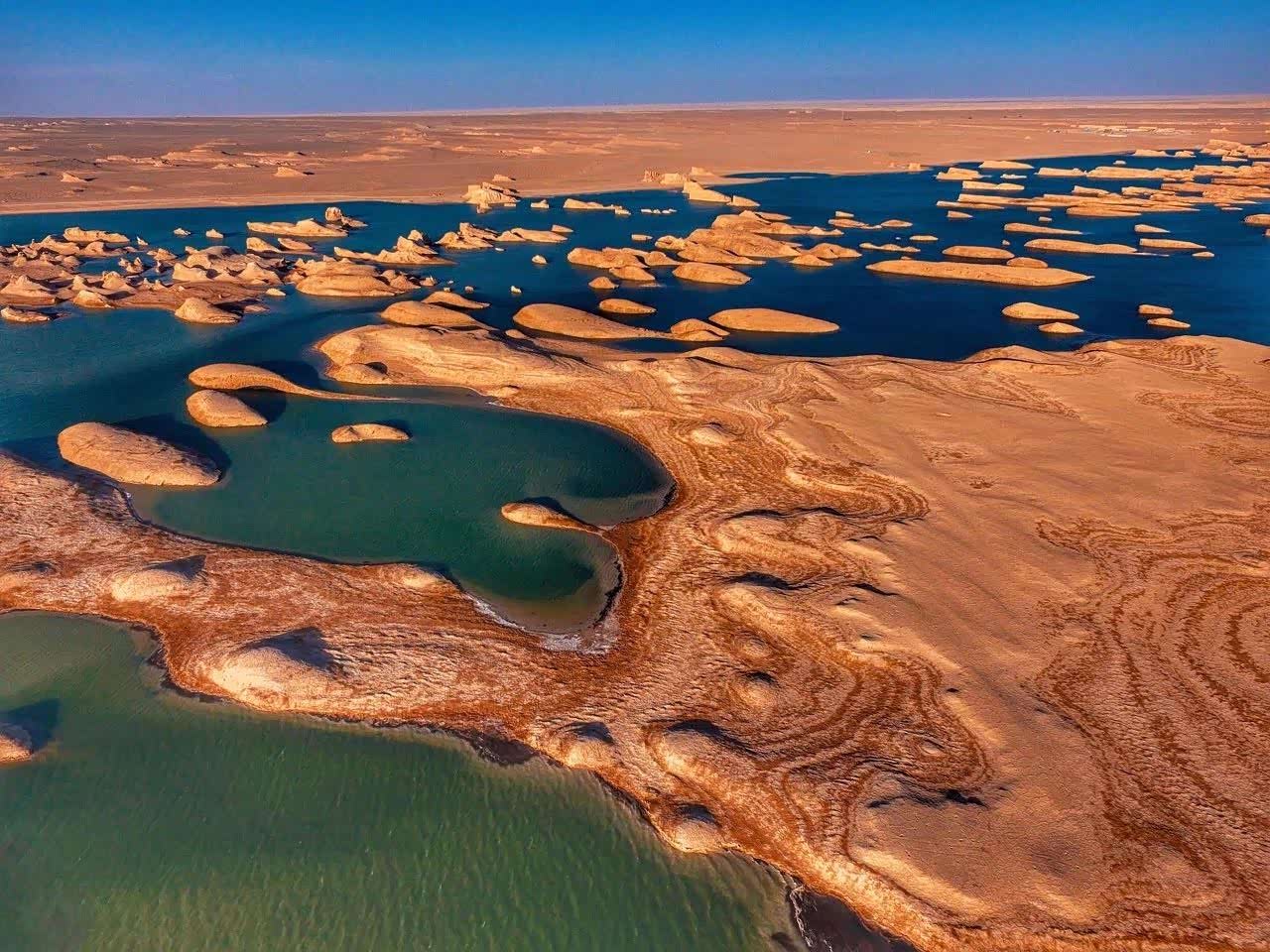 青海·水上雅丹,这里的水是湛蓝色的,与大海无差别