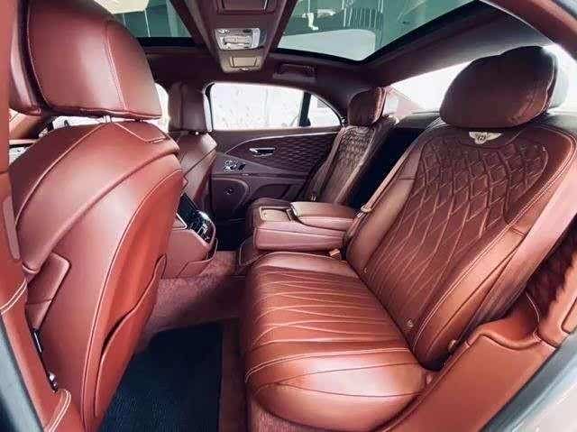 全新宾利飞驰后排座椅可满足客户在旅途中对于舒适性的至高追求.