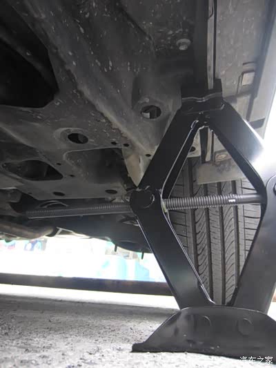 千斤顶安装位置和打起高度