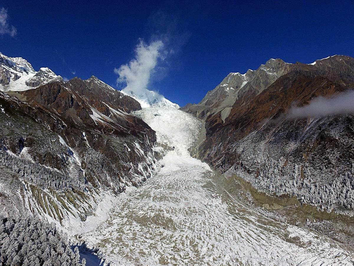 贡嘎山海拔7556米是四川省最高的山峰被称为蜀山之王