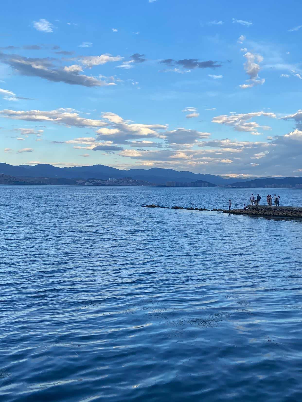 大理洱海环海西路,傍晚美丽的洱海风光!