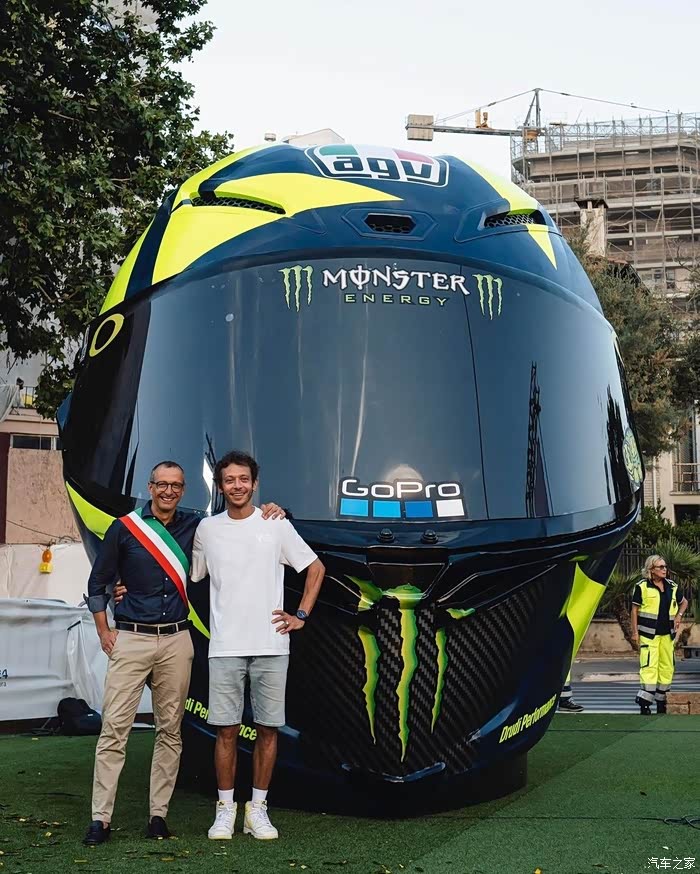 致敬罗西佩萨罗市政府做了一个巨大的罗西头盔