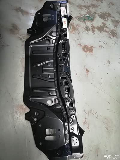 从外侧后部直观观察受损不是很严重,毕竟没有受损关联到两边后翼子板