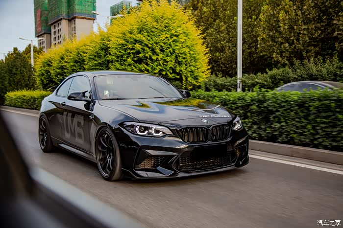 一台可以横着走的的小怪兽 宝马m2c