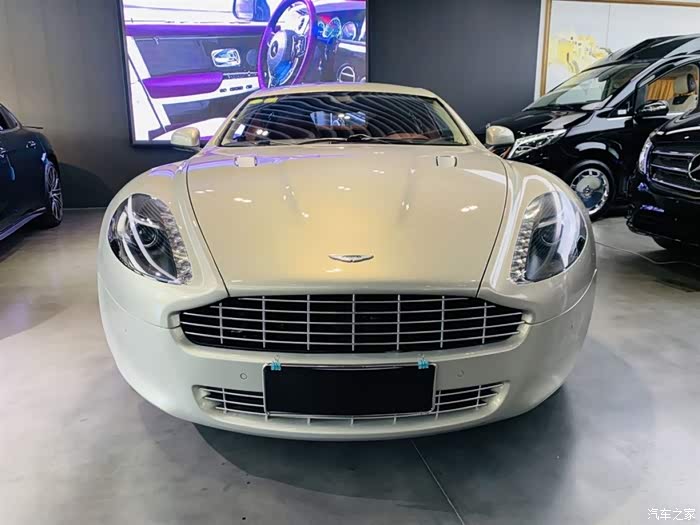 白色的阿斯顿马丁astonmartin那腰线真是流畅呀