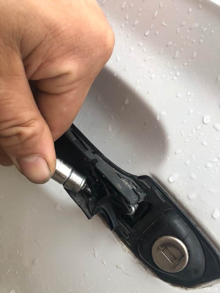 奥迪q5l外门把手拆卸