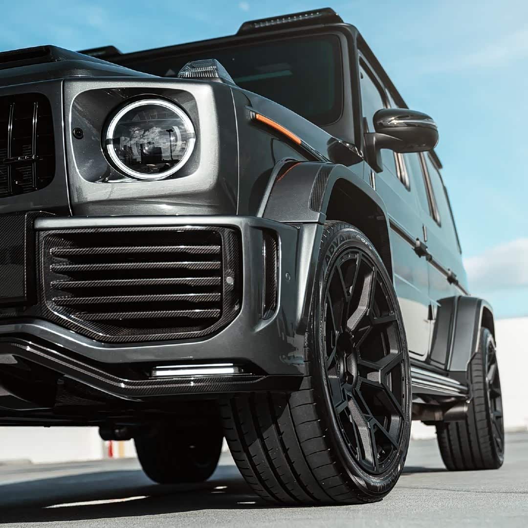 奔驰大g全黑的车身更为勇猛.