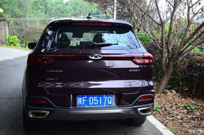 瑞虎8车标很特别,简单大气而又充满了美感.前脸加强了它大气!