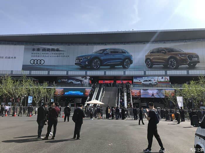 早上,准时来到早就约好的地点!等候领取车展门票!