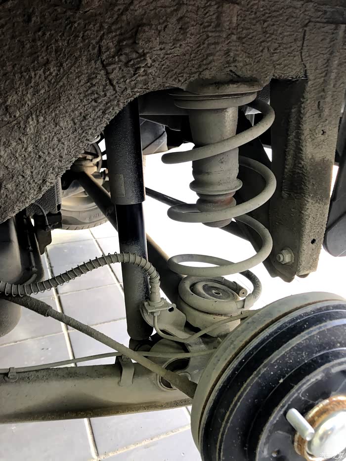 日常用车分享一起来看哪吒v的底盘架构和电池包的保护怎么样