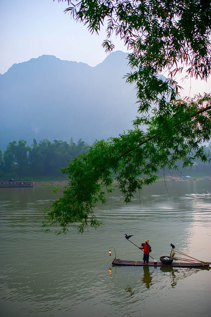 青箬笠,绿蓑衣,斜风细雨不须归.