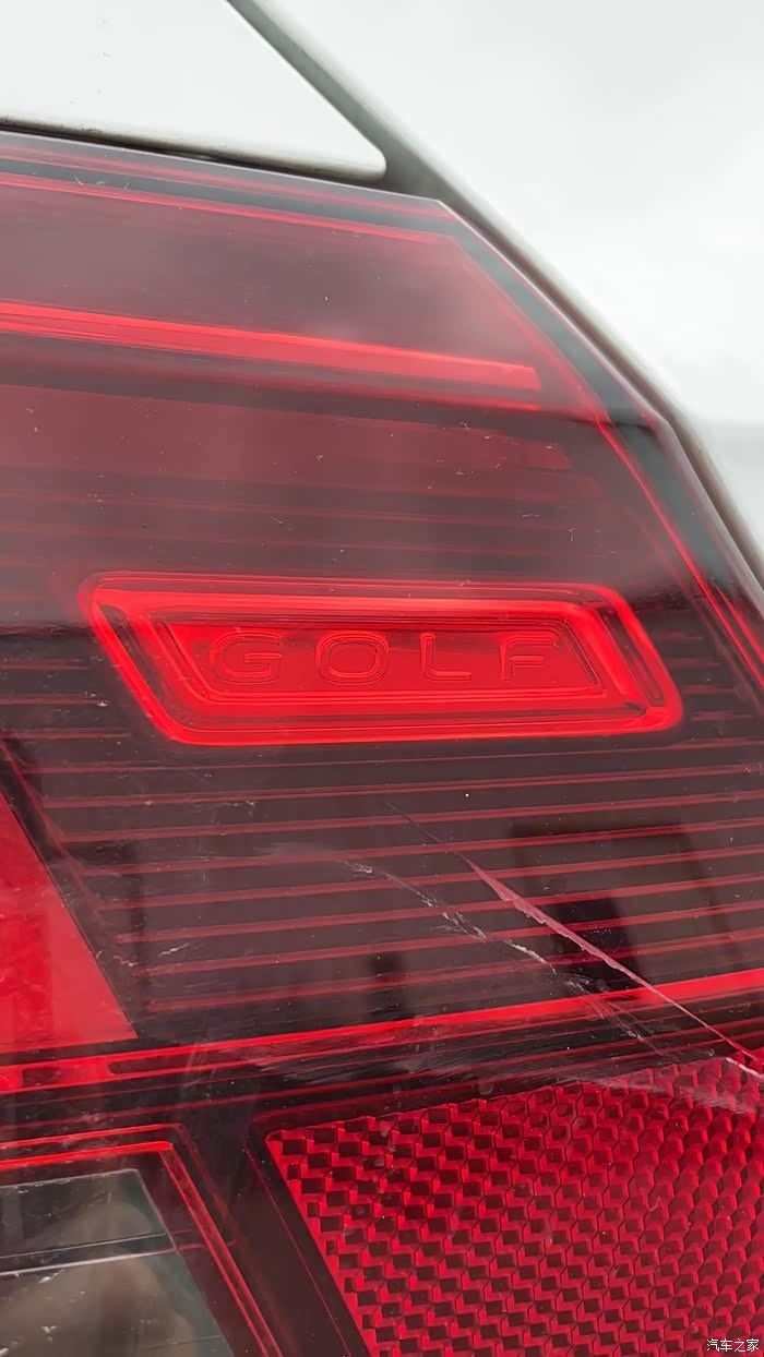 高尔夫8的后外侧尾灯怎么拆下来